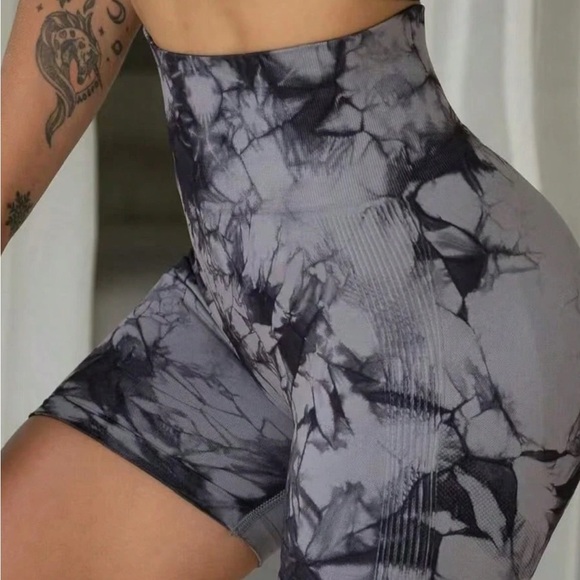 4 pack of Women's Athletic Compression Shorts Black, Green, Gray and light gray - Picture 3 of 3